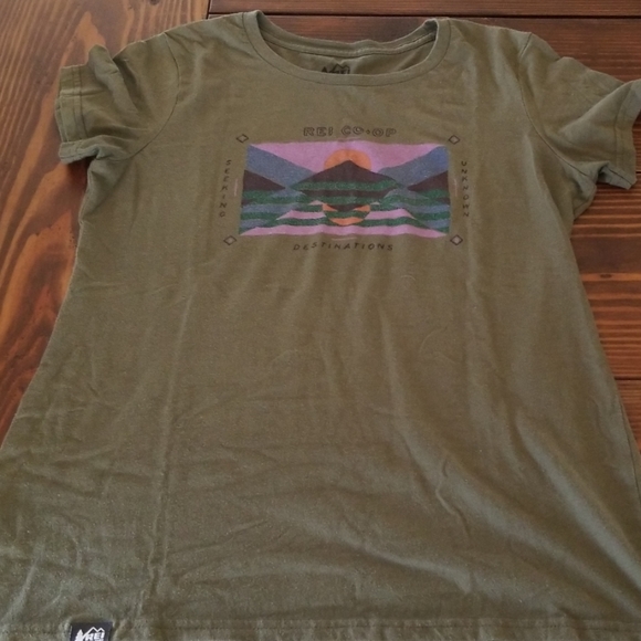 REI Tops - REI tshirt